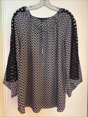 Black & White Patterned Women’s Peasant Top with a Beautiful Sleeve